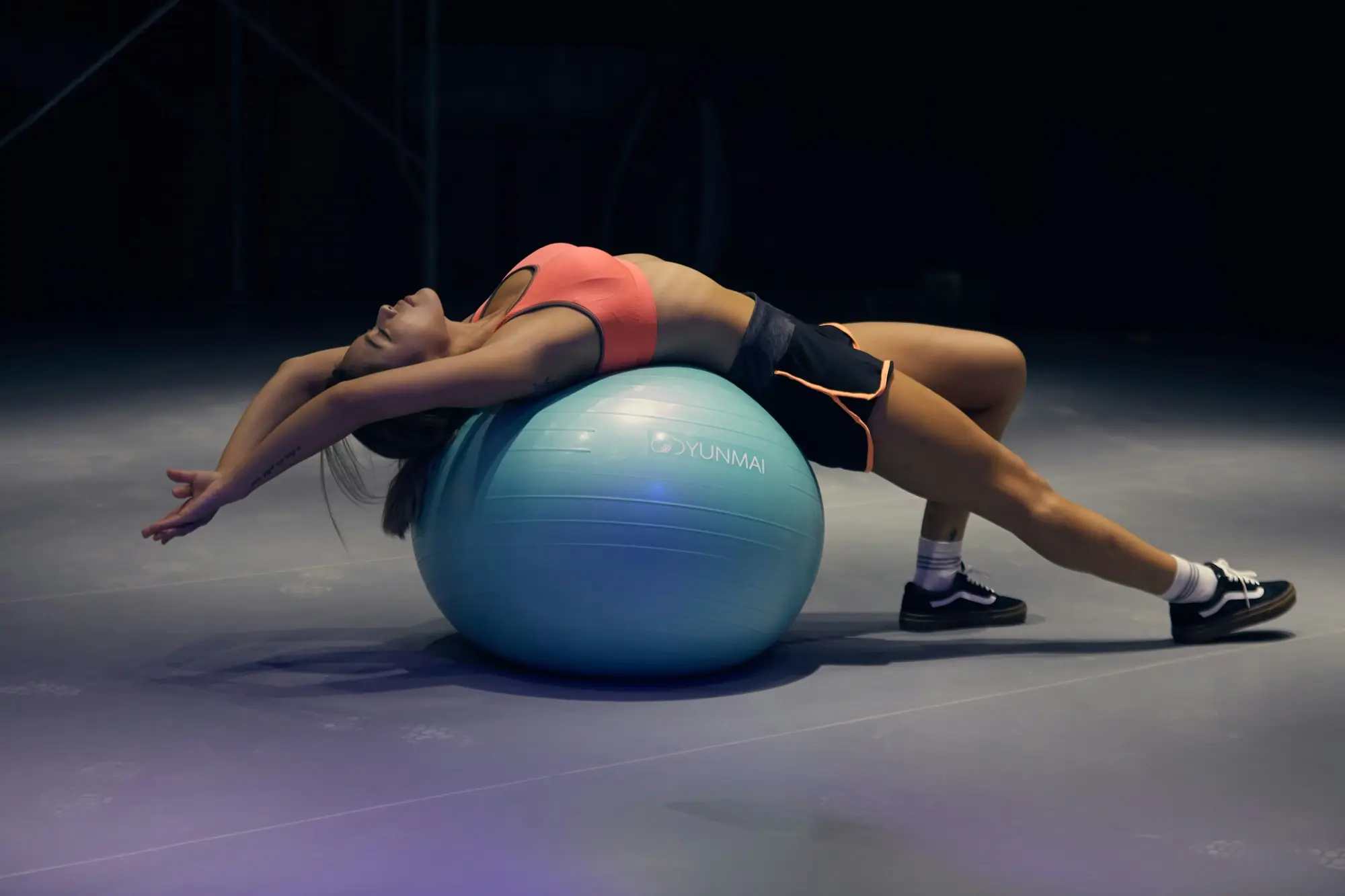 Ballon de gymnastique posé à côté d'un tapis de Pilates dans un salon