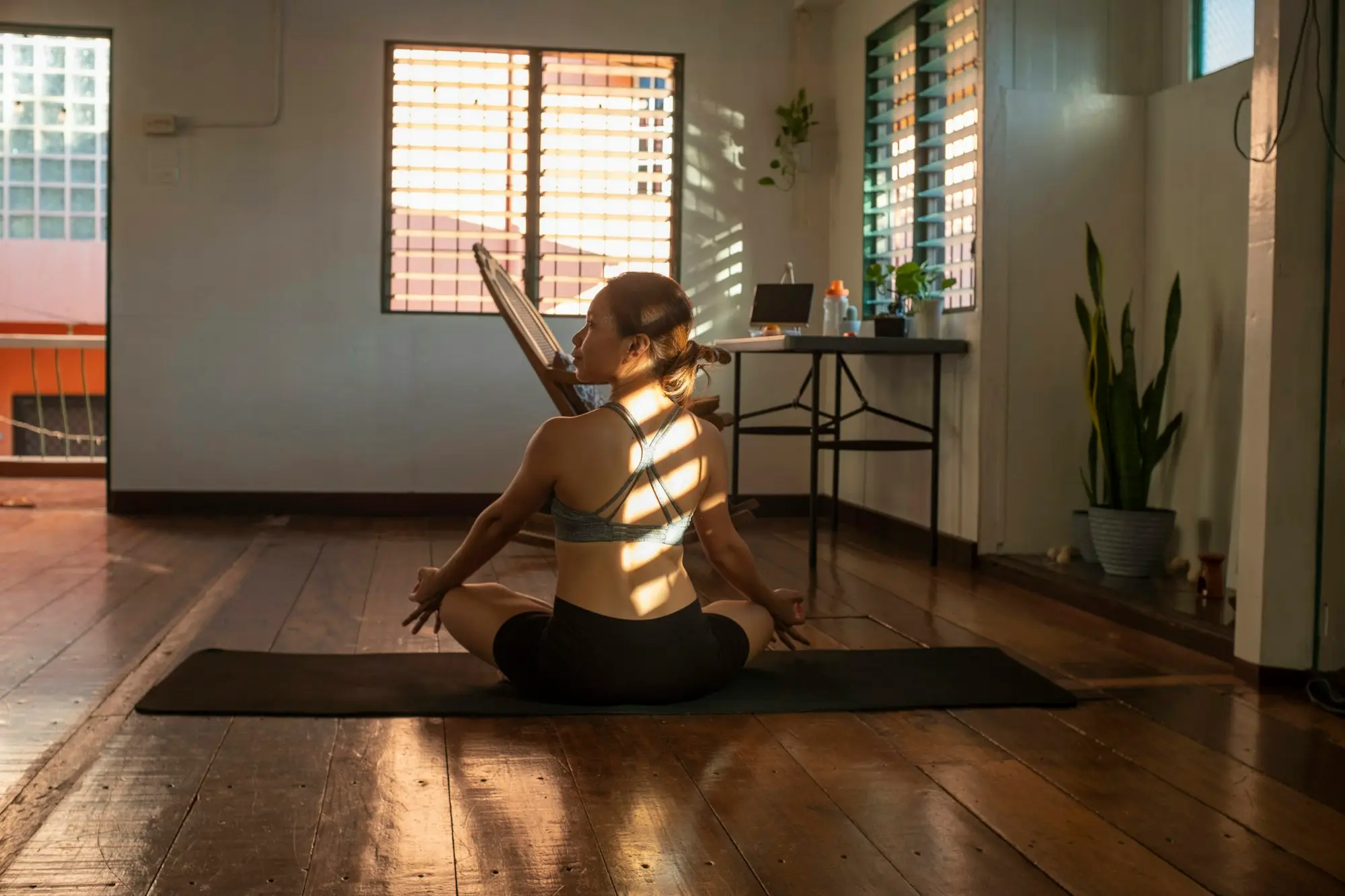 Séance de Pilates à la maison sur un tapis