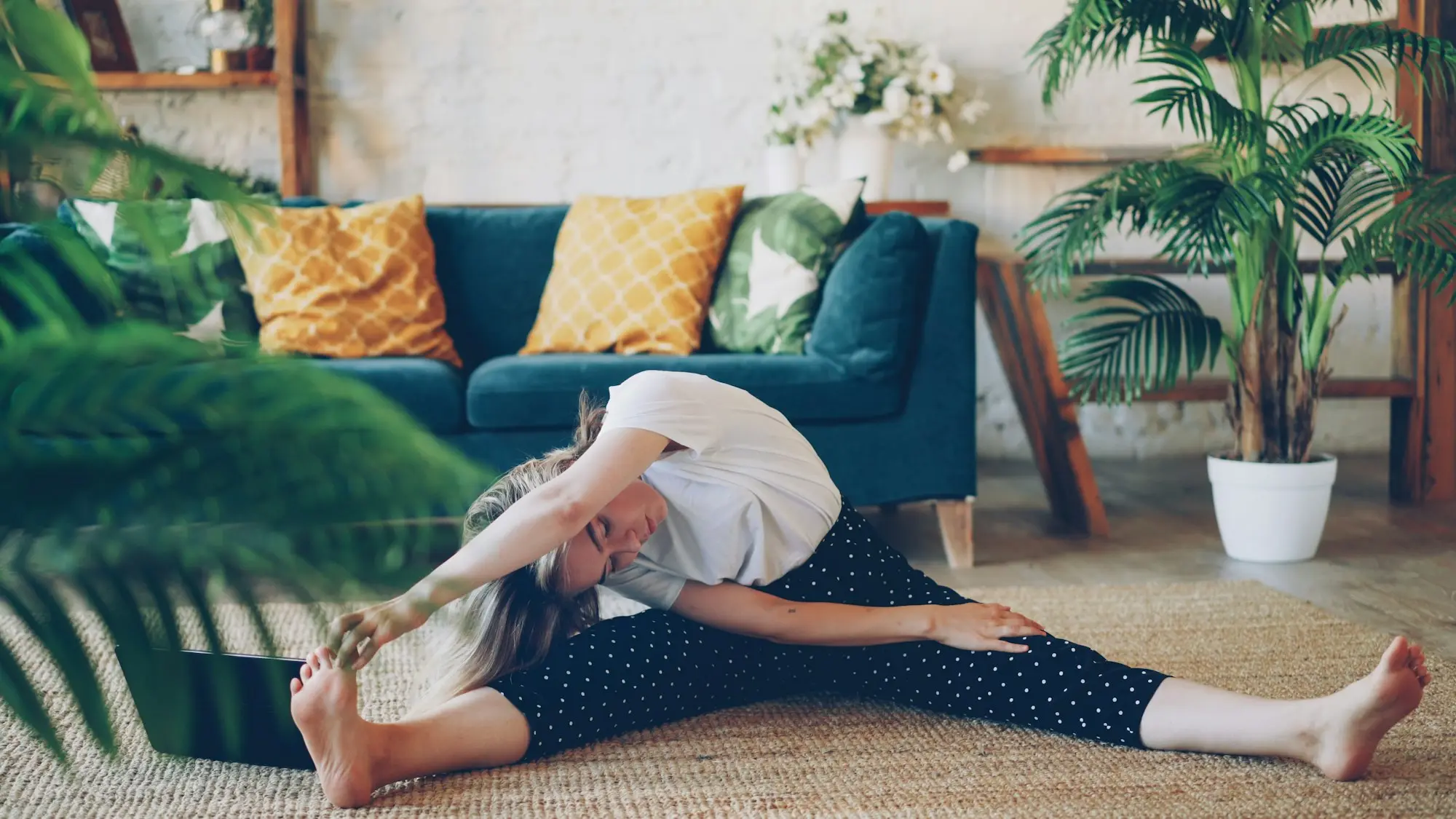Séance de Pilates au sol dans un salon, sans accessoire