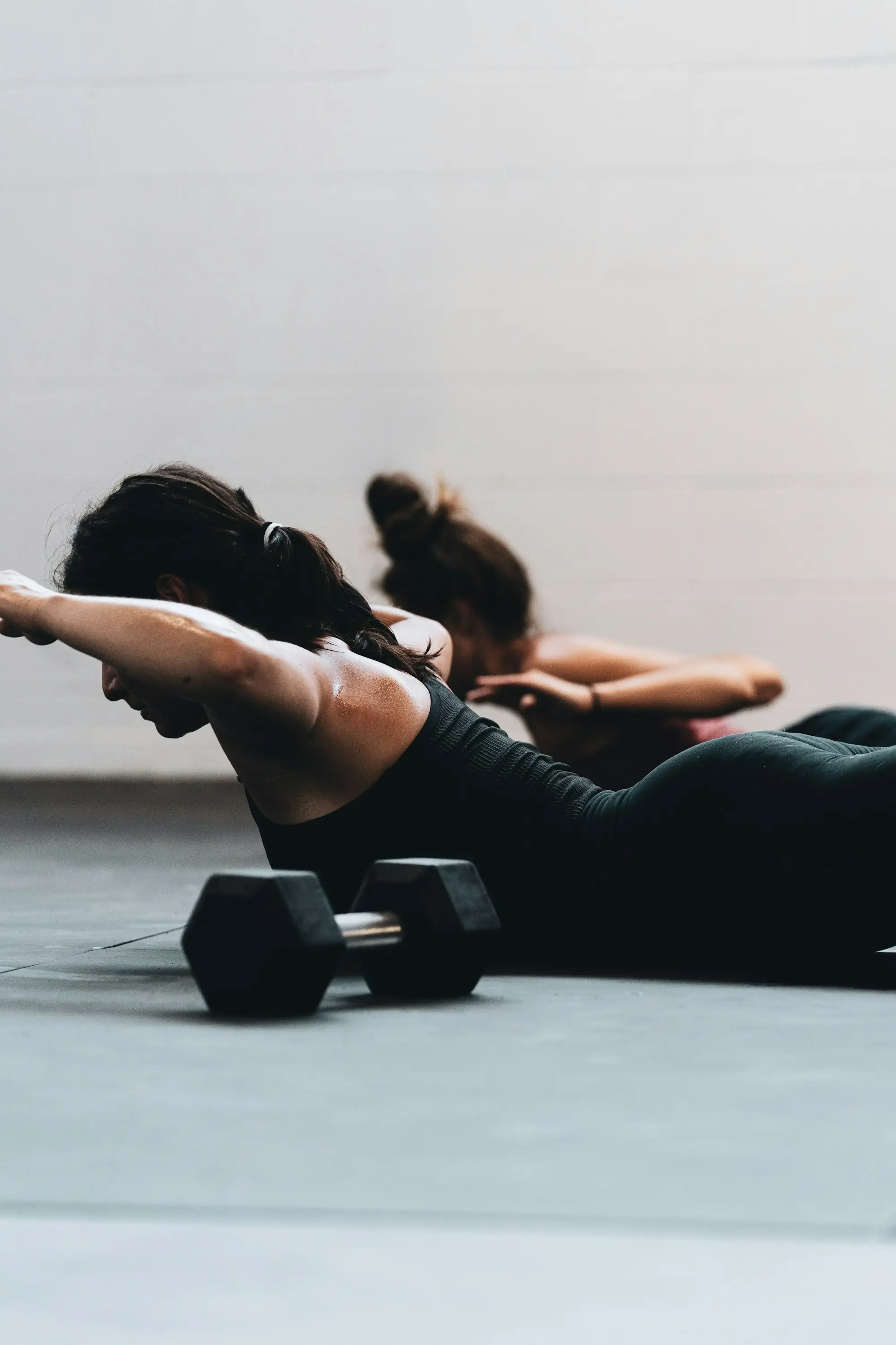 Sportif pratiquant un exercice de gainage sur un tapis, chaussures de course posées à côté