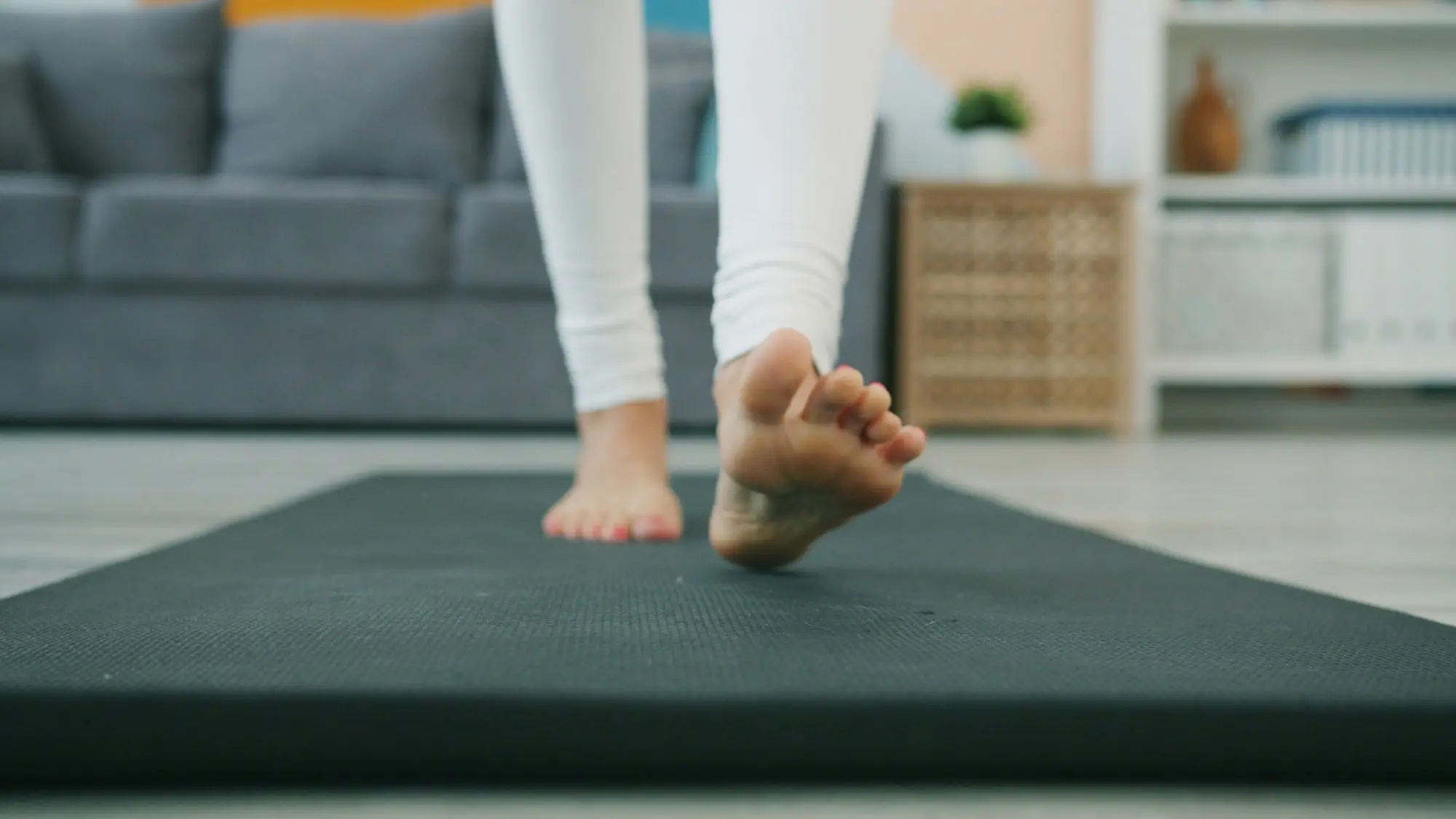 Pieds nus sur un tapis de Pilates, prêts à commencer une séance